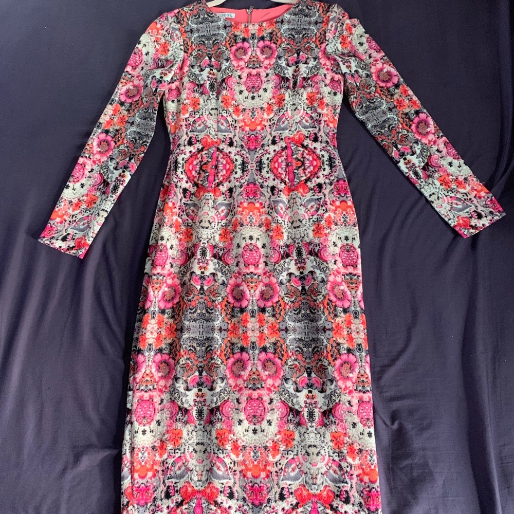 Beautiful floral Maggie London knee length dress.